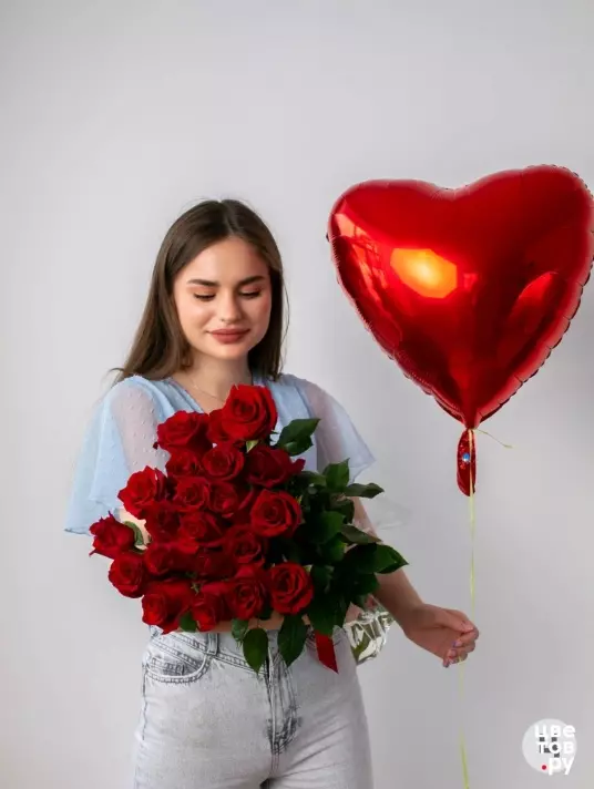 21 роза и шар сердце